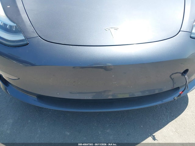 45847383 :رقم المزاد ، 5YJ3E1EA9JF023916 vin ، 2018 Tesla Model 3 Long Range/mid Range مزاد بيع