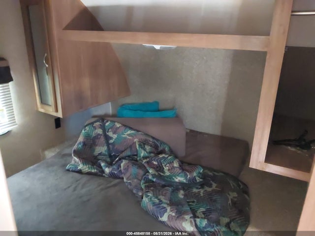 Catalina Forest River 2017 5ZT2CAXB7HT009865 Image 5