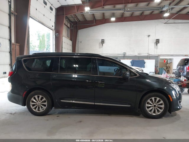45848858 :رقم المزاد ، 2C4RC1BG3HR688155 vin ، 2017 Chrysler Pacifica Touring-l مزاد بيع