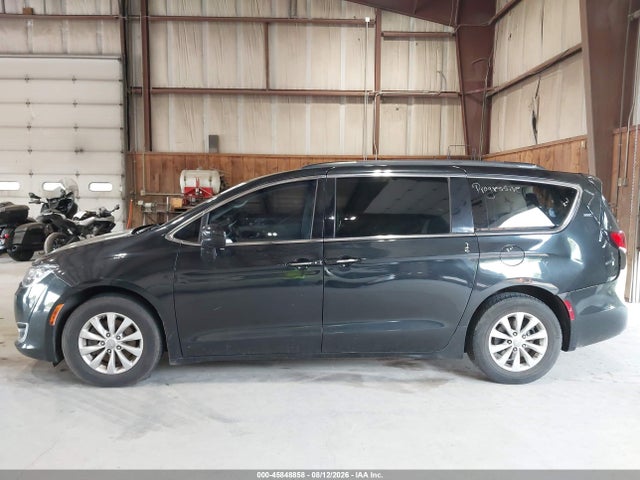 45848858 :رقم المزاد ، 2C4RC1BG3HR688155 vin ، 2017 Chrysler Pacifica Touring-l مزاد بيع