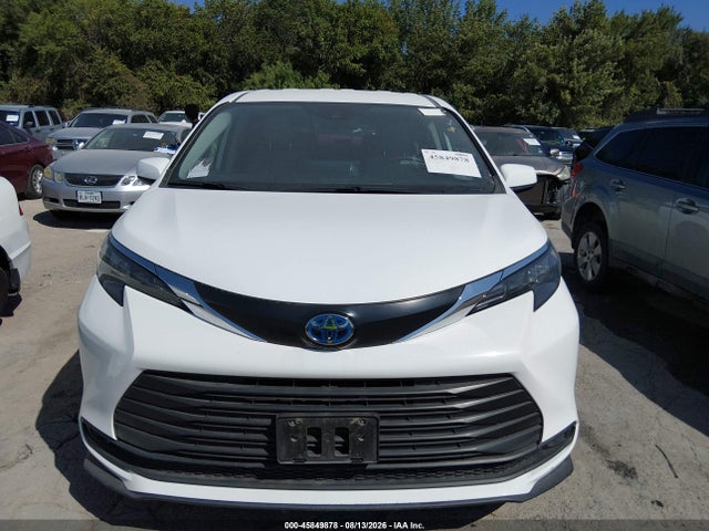 Toyota SIENNA LE 2024 5TDKRKECXRS201864 Image 12