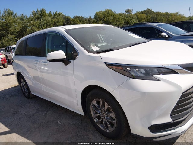 Toyota SIENNA LE 2024 5TDKRKECXRS201864 Image 13