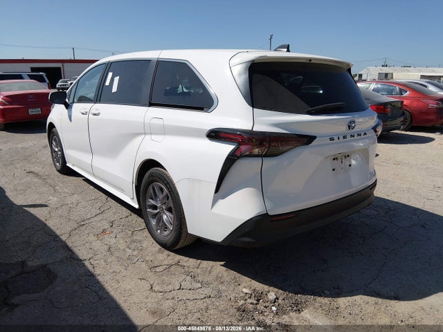 Toyota SIENNA LE 2024 5TDKRKECXRS201864 Image 3