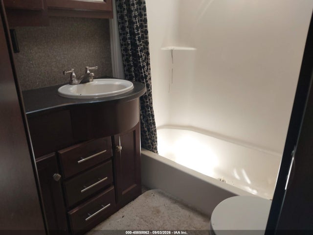 45850062 :رقم المزاد ، 5SFCG362XFE291151 vin ، 2015 Heartland 36' Road Warrior 5th Wheel مزاد بيع