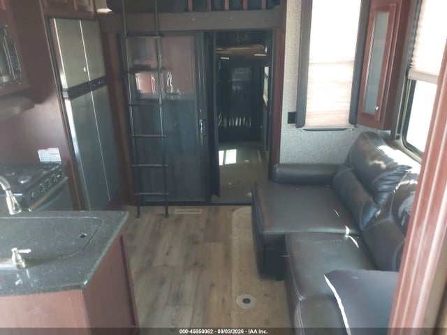 45850062 :رقم المزاد ، 5SFCG362XFE291151 vin ، 2015 Heartland 36' Road Warrior 5th Wheel مزاد بيع