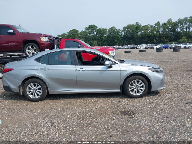 2026 Toyota Camry Le მანქანა იყიდება აუქციონზე, vin: 4T1DBADKXTU043606, აუქციონის ნომერი: 45850905