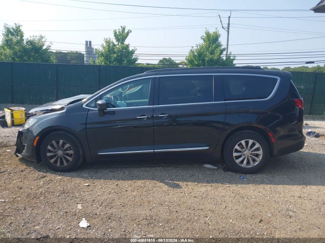 45851610 :رقم المزاد ، 2C4RC1BG8HR571381 vin ، 2017 Chrysler Pacifica Touring-l مزاد بيع