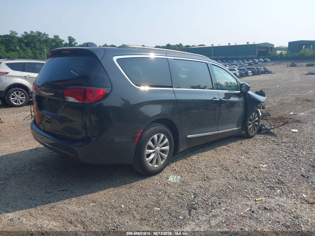 45851610 :رقم المزاد ، 2C4RC1BG8HR571381 vin ، 2017 Chrysler Pacifica Touring-l مزاد بيع