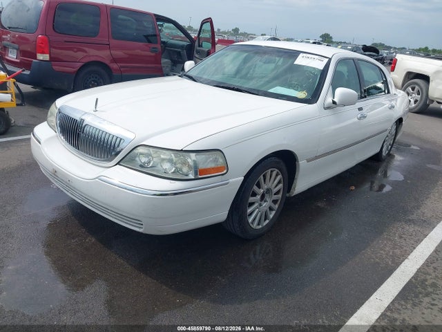 Продажа на аукционе авто 2005 Lincoln Town Car Signature, vin: 1LNHM81W45Y622954, номер лота: 45859790