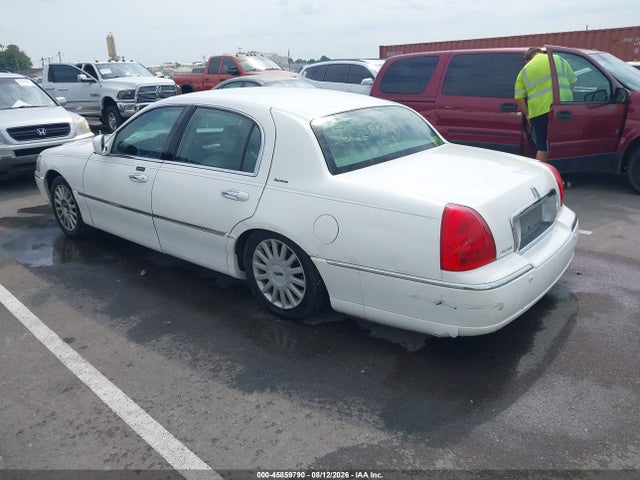 Продажа на аукционе авто 2005 Lincoln Town Car Signature, vin: 1LNHM81W45Y622954, номер лота: 45859790