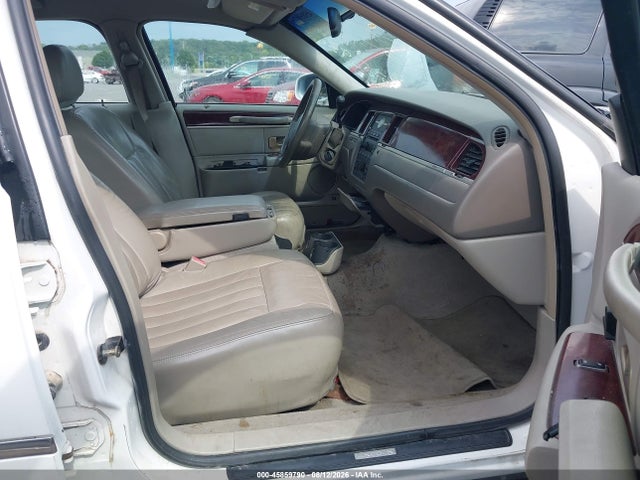 Продажа на аукционе авто 2005 Lincoln Town Car Signature, vin: 1LNHM81W45Y622954, номер лота: 45859790
