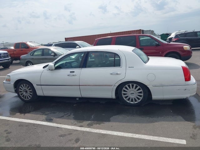 Продажа на аукционе авто 2005 Lincoln Town Car Signature, vin: 1LNHM81W45Y622954, номер лота: 45859790