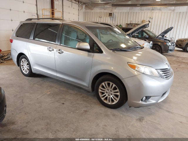 45860950 :رقم المزاد ، 5TDYZ3DCXHS799891 vin ، 2017 Toyota Sienna Xle Premium 8 Passenger مزاد بيع