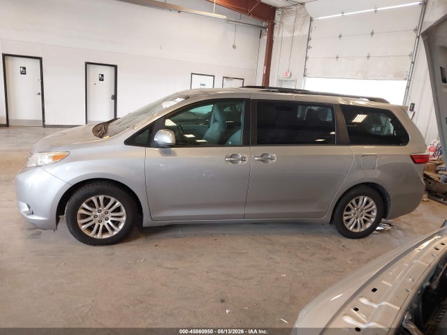 45860950 :رقم المزاد ، 5TDYZ3DCXHS799891 vin ، 2017 Toyota Sienna Xle Premium 8 Passenger مزاد بيع