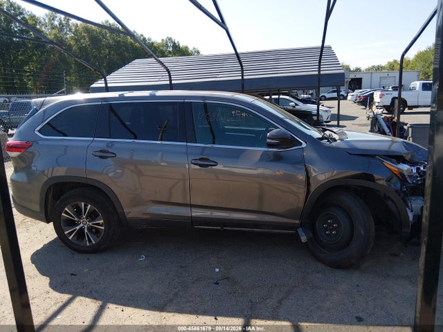 2018 Toyota Highlander Le მანქანა იყიდება აუქციონზე, vin: 5TDBZRFH3JS892811, აუქციონის ნომერი: 45861679