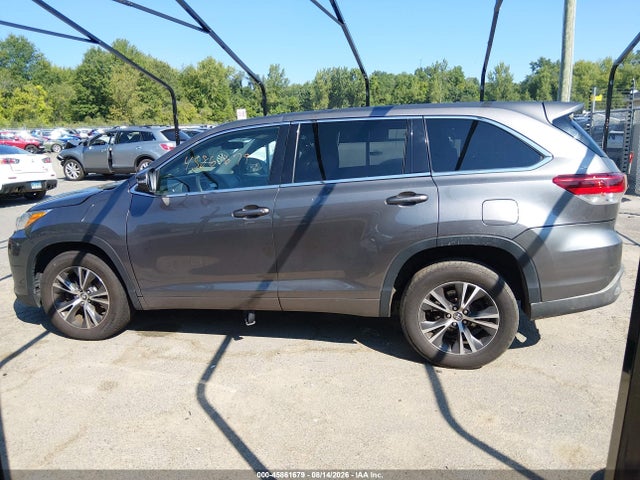2018 Toyota Highlander Le მანქანა იყიდება აუქციონზე, vin: 5TDBZRFH3JS892811, აუქციონის ნომერი: 45861679