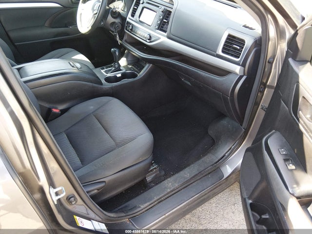 2018 Toyota Highlander Le მანქანა იყიდება აუქციონზე, vin: 5TDBZRFH3JS892811, აუქციონის ნომერი: 45861679