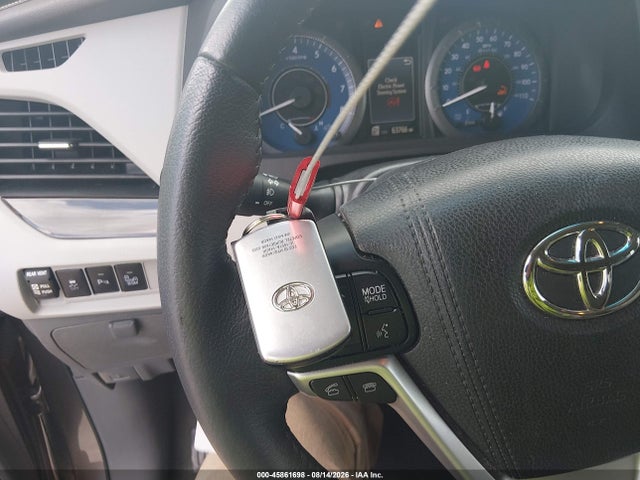 5TDYK3DC7FS671125 Toyota Sienna Xle 8 Passenger