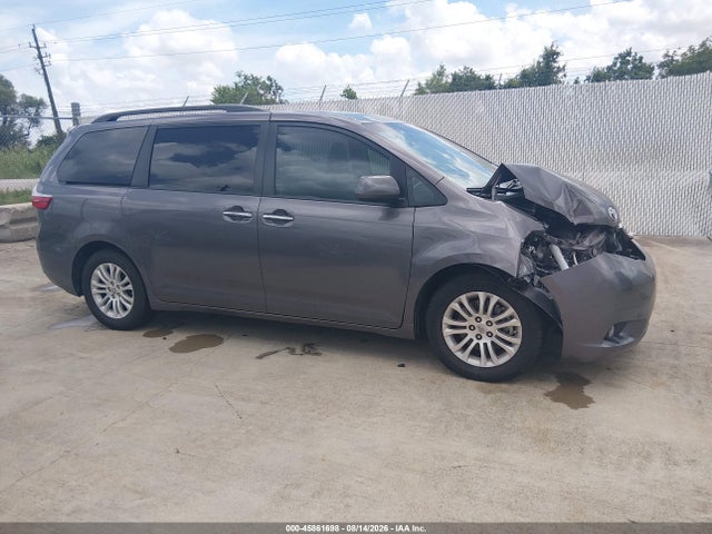 5TDYK3DC7FS671125 Toyota Sienna Xle 8 Passenger