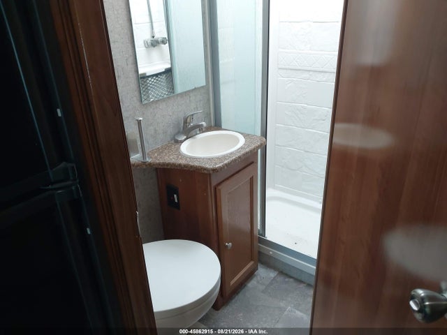 45862915 :رقم المزاد ، 1GB6GUCG8H1132116 vin ، 2017 Chevrolet Express Cutaway 4500 Series مزاد بيع