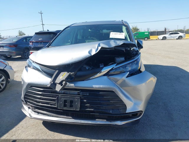 Toyota SIENNA LE 2024 5TDBRKEC5RS217924 Image 13