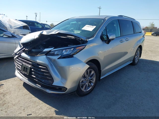 Toyota SIENNA LE 2024 5TDBRKEC5RS217924 Image 2