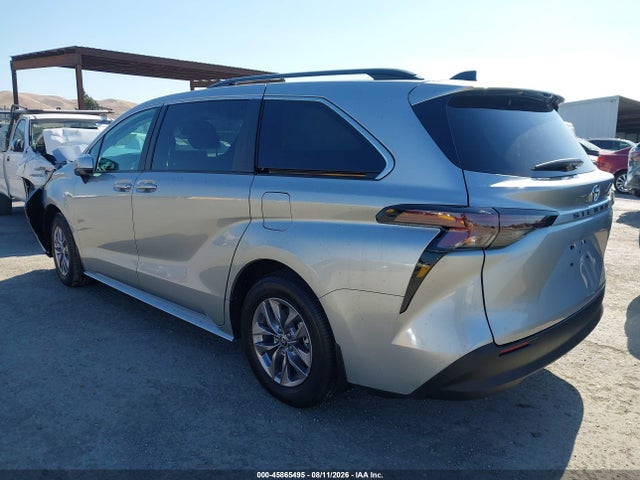 Toyota SIENNA LE 2024 5TDBRKEC5RS217924 Image 3