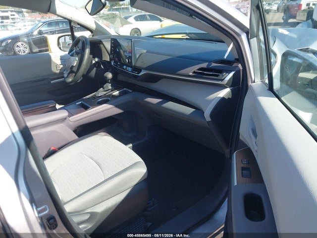 Toyota SIENNA LE 2024 5TDBRKEC5RS217924 Image 5
