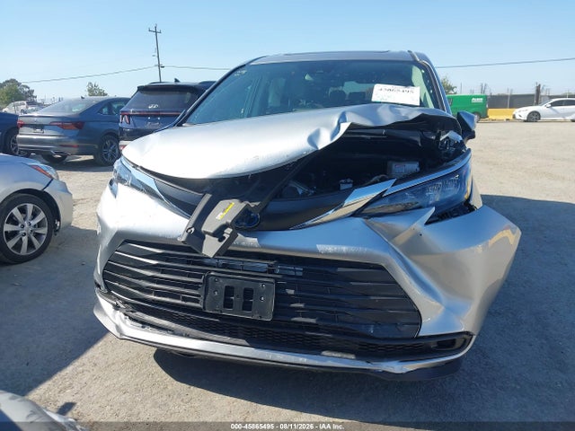 Toyota SIENNA LE 2024 5TDBRKEC5RS217924 Image 6