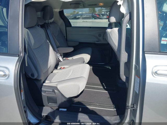 Toyota SIENNA LE 2024 5TDBRKEC5RS217924 Image 8