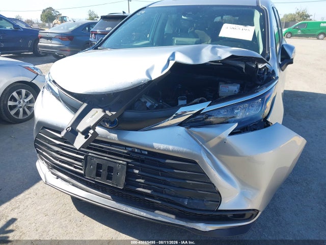 Toyota SIENNA LE 2024 5TDBRKEC5RS217924 Image 12