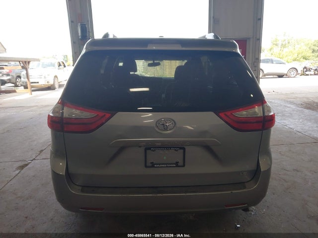 45865541 :رقم المزاد ، 5TDKK3DC9FS597468 vin ، 2015 Toyota Sienna Le 8 Passenger مزاد بيع