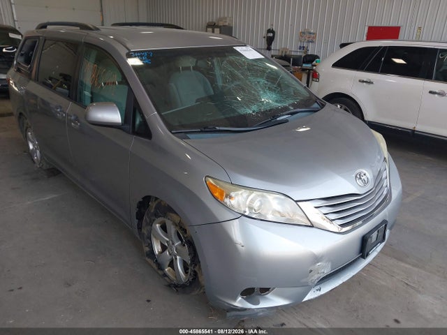 45865541 :رقم المزاد ، 5TDKK3DC9FS597468 vin ، 2015 Toyota Sienna Le 8 Passenger مزاد بيع