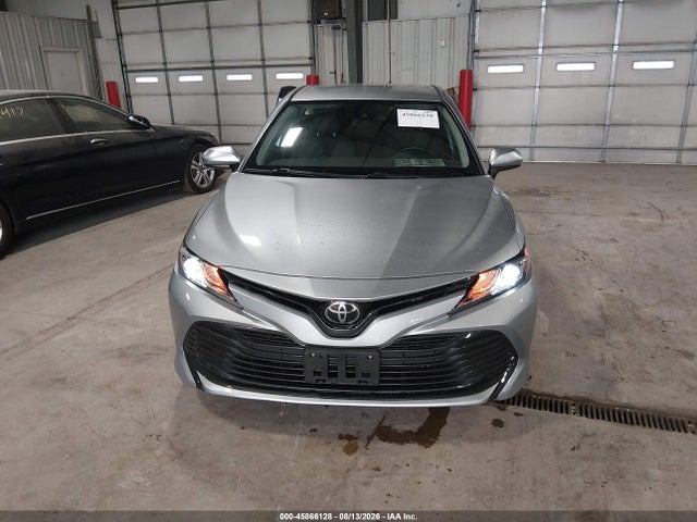 2019 Toyota Camry Le მანქანა იყიდება აუქციონზე, vin: 4T1B11HK6KU813142, აუქციონის ნომერი: 45866128