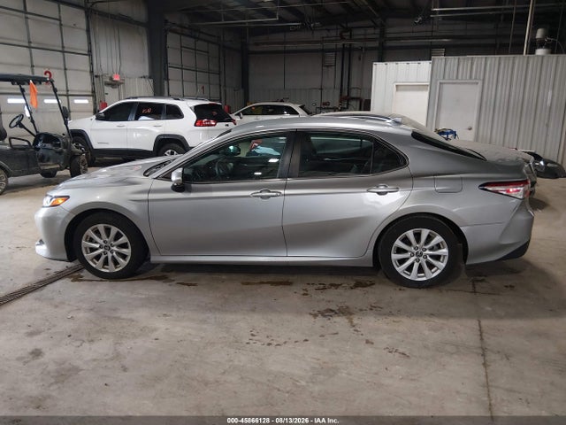 2019 Toyota Camry Le მანქანა იყიდება აუქციონზე, vin: 4T1B11HK6KU813142, აუქციონის ნომერი: 45866128
