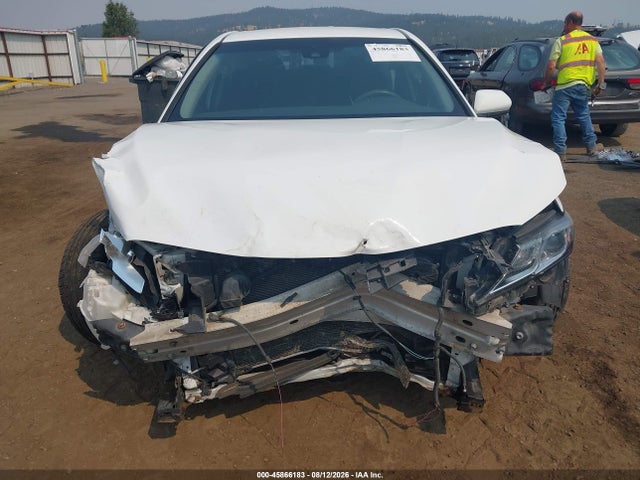 4T1B11HK6JU011205 Toyota CAMRY LE