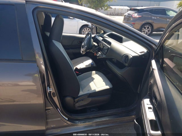 Toyota Prius C One 2015 JTDKDTB32F1576200 Image 5