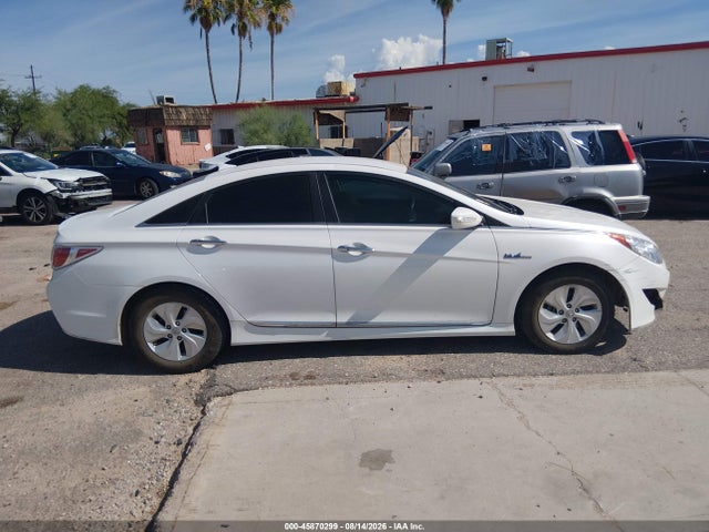 Hyundai SONATA HYBRID 2015 KMHEC4A44FA137902 Image 13