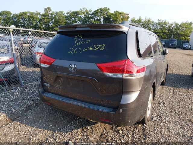 45870526 :رقم المزاد ، 5TDKK3DC6BS078324 vin ، 2011 Toyota Sienna Le V6 مزاد بيع
