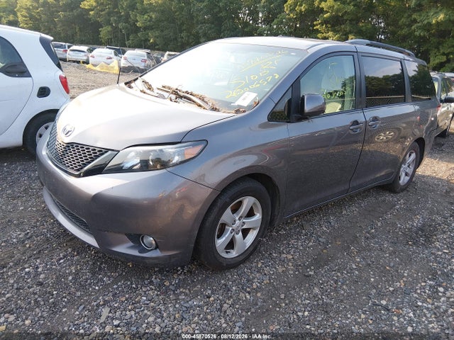 45870526 :رقم المزاد ، 5TDKK3DC6BS078324 vin ، 2011 Toyota Sienna Le V6 مزاد بيع