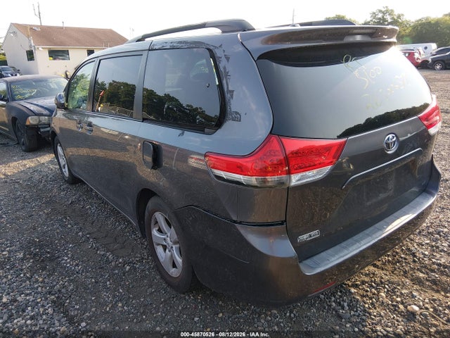 45870526 :رقم المزاد ، 5TDKK3DC6BS078324 vin ، 2011 Toyota Sienna Le V6 مزاد بيع