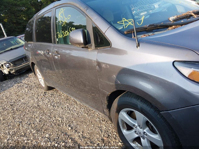 45870526 :رقم المزاد ، 5TDKK3DC6BS078324 vin ، 2011 Toyota Sienna Le V6 مزاد بيع