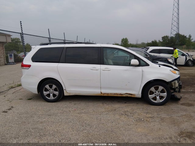 2013 Toyota Sienna Le V6 8 Passenger მანქანა იყიდება აუქციონზე, vin: 5TDKK3DC7DS298672, აუქციონის ნომერი: 45871784