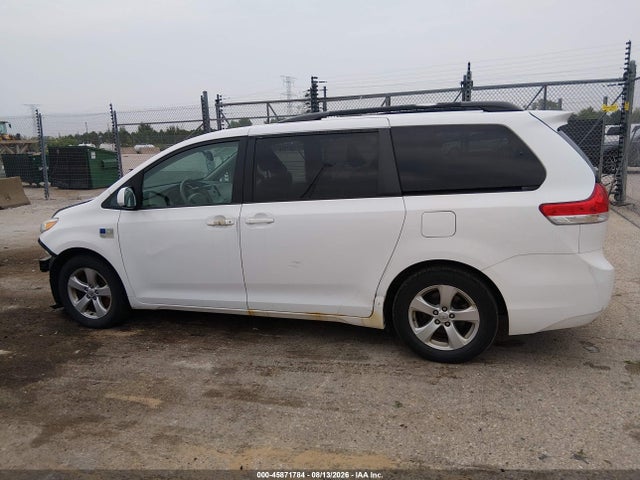 2013 Toyota Sienna Le V6 8 Passenger მანქანა იყიდება აუქციონზე, vin: 5TDKK3DC7DS298672, აუქციონის ნომერი: 45871784