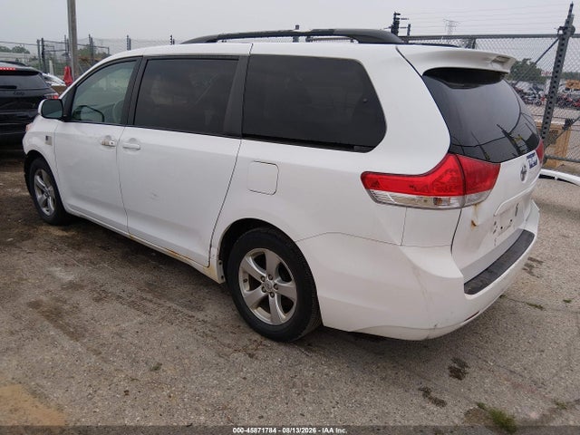 2013 Toyota Sienna Le V6 8 Passenger მანქანა იყიდება აუქციონზე, vin: 5TDKK3DC7DS298672, აუქციონის ნომერი: 45871784