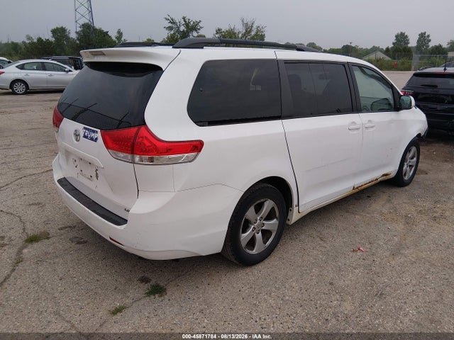 2013 Toyota Sienna Le V6 8 Passenger მანქანა იყიდება აუქციონზე, vin: 5TDKK3DC7DS298672, აუქციონის ნომერი: 45871784