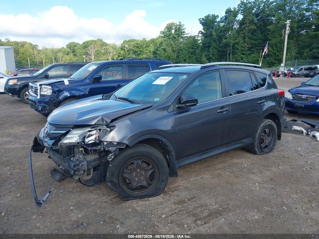 Toyota RAV4 LE 2015 JTMBFREV0FJ041442 Image 2