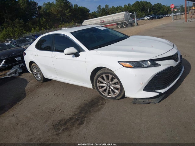 2020 Toyota Camry Le მანქანა იყიდება აუქციონზე, vin: 4T1C11AK1LU996997, აუქციონის ნომერი: 45875796