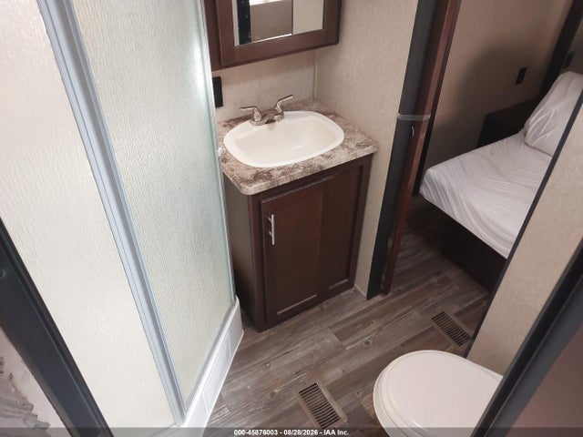 2016 Forest River Cherokee M-274vfk მანქანა იყიდება აუქციონზე, vin: 4X4TCKD22GX121331, აუქციონის ნომერი: 45876003