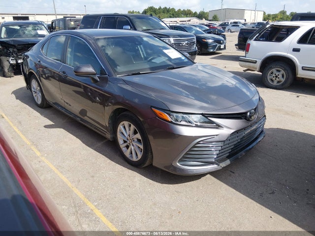 45876673 :رقم المزاد ، 4T1C11AK8NU640002 vin ، 2022 Toyota Camry Le مزاد بيع